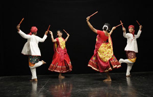 Girls performing Garba during Sharad Navratri